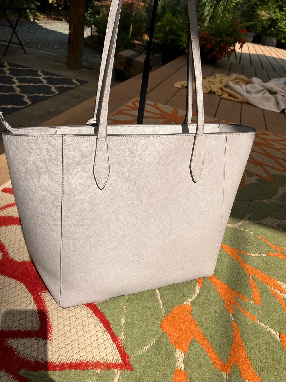 kate spade light gray Dana leather tote with daisy charm